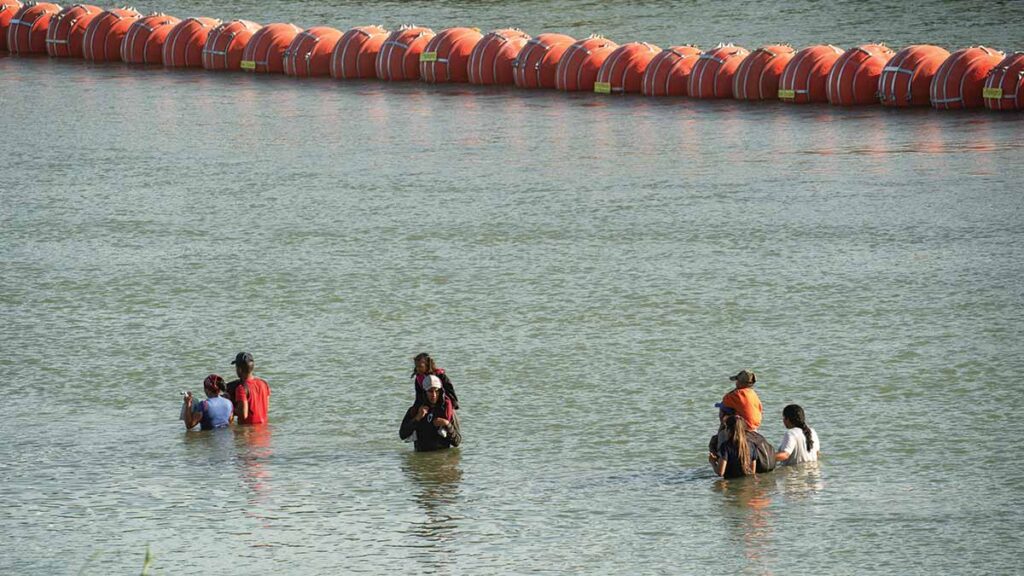 ¡Texas, sin barreras! Corte ordena retirar las boyas en el Río Bravo