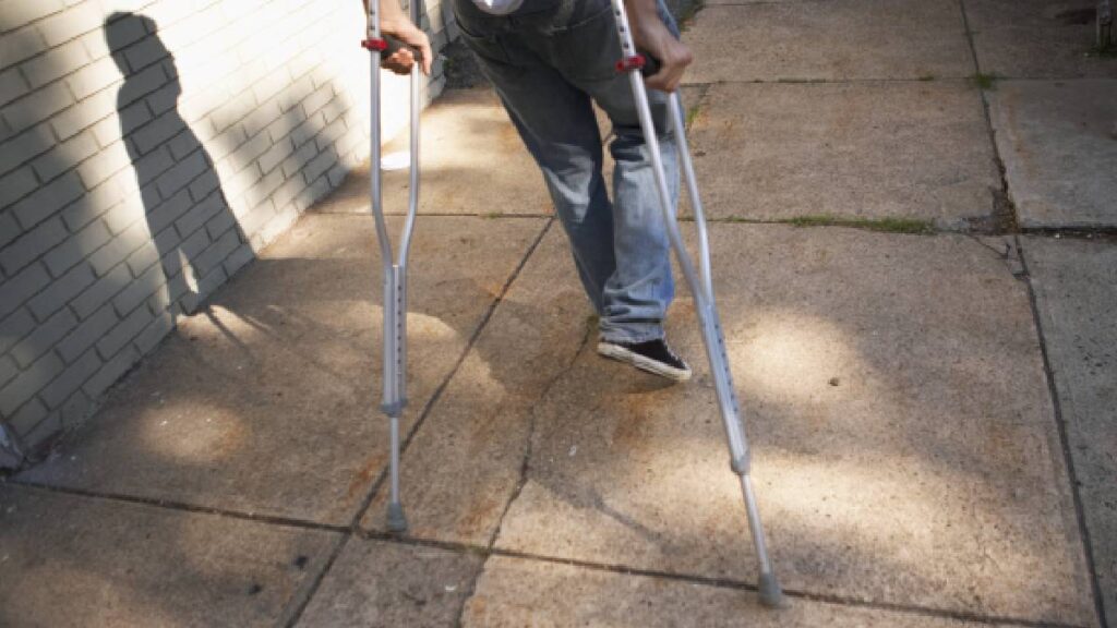 hombre-sin-pierna-pelea-con-policia-en-gasolinera-de-la-cdmx