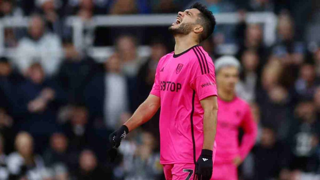 Raúl Jiménez se va expulsado en la Premier League por una fuerte entrada este sábado