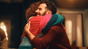 Abrazar ayuda a la memoria y a la regeneración de células, ve todos los beneficios que tiene esta práctica