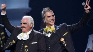 "¡Yo mismo me sorprendí!": Alejandro Fernández y Vicente Fernández, como gotas de agua en esta foto
