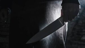 Estudiante encapuchado ataca con arma blanca a compañera en prepa de la UANL