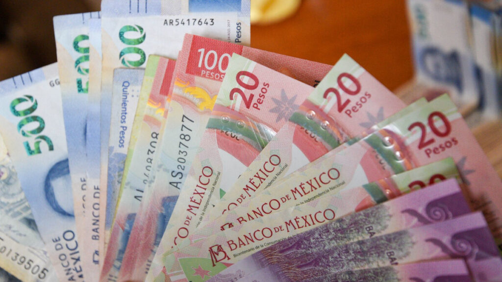 Verificación de la autenticidad de un billete con luz ultravioleta