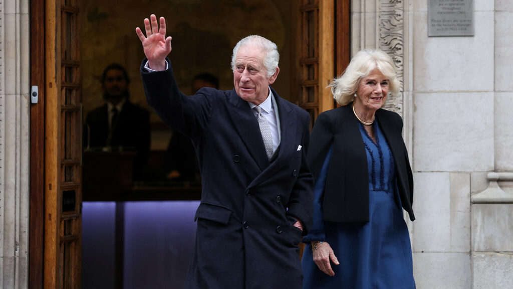 El rey británico Carlos III deja el hospital tras su operación de próstata