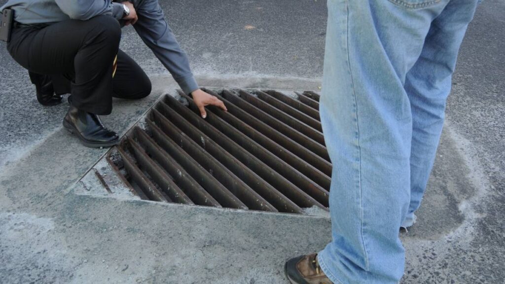 COLADERA BILLETES FALSOS MUJERES