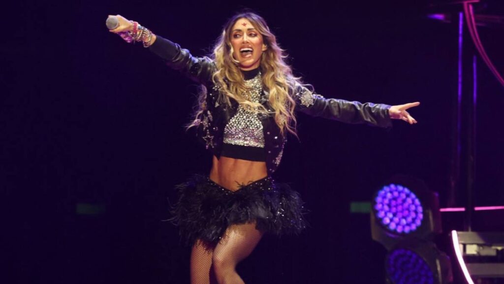 Anahí escucha a fans y saca pastel del refri tras 17 años
