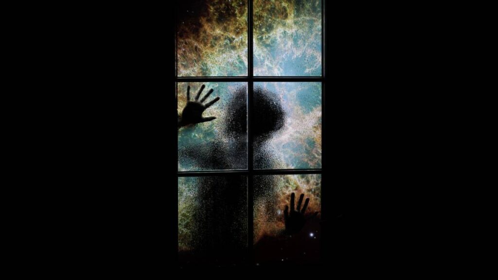 Captan tenebroso movimiento frente un altar de muertos