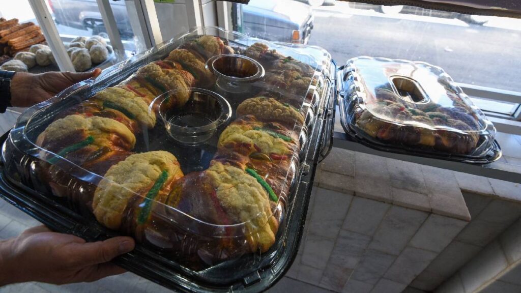 Le quitan roscas de reyes a revendedora de Costco