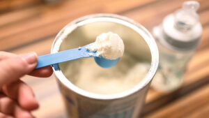 ¿Tienes esta leche para bebé? Cofepris alerta por presunta contaminación en fórmulas infantiles de Nestlé