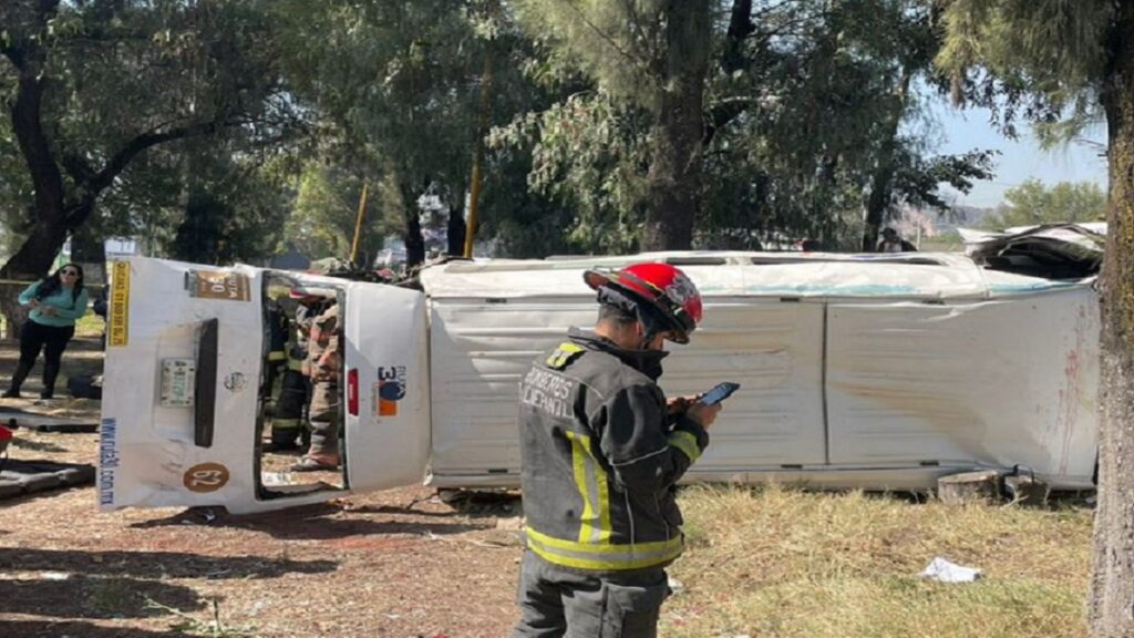 mexico-pachuca-volcadura-de-combi-deja-un-muerto-y-varios-heridos