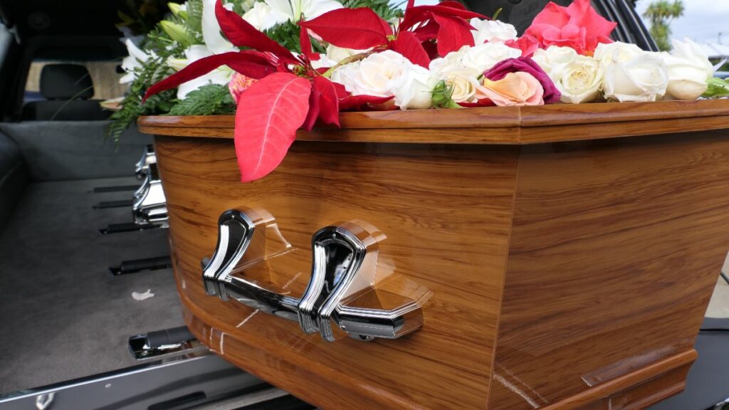 Michoacán: cae ataúd desde camioneta de funeraria en Morelia; video