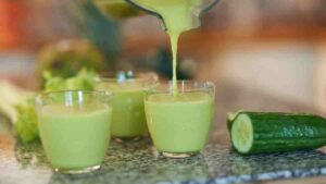 Receta sencilla para disfrutar de un agua casera de pepino, perejil y limón