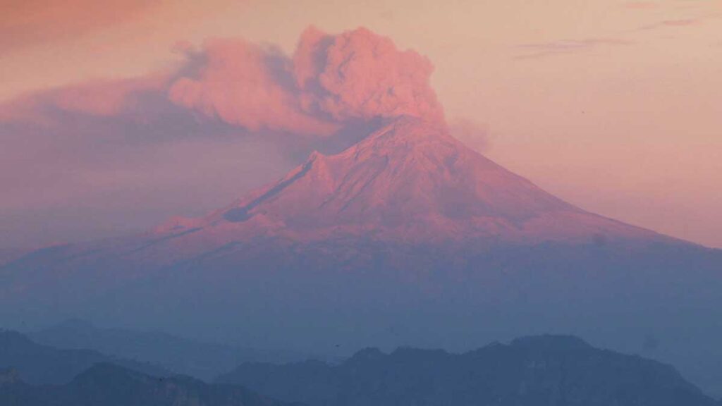 Popocatépetl e,mitió una gran fumarola.