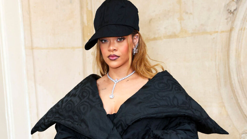 Rihanna look gorra desfile Dior
