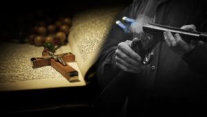 Tras ola de violencia en Nigeria, sacerdote oficia misa armado con escopeta