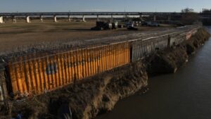 Aumenta tensión entre Biden y Abott por control de la frontera con México