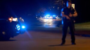 Escape de película: mujer esposada se fuga por la ventanilla de una patrulla en EE.UU.; video se viraliza