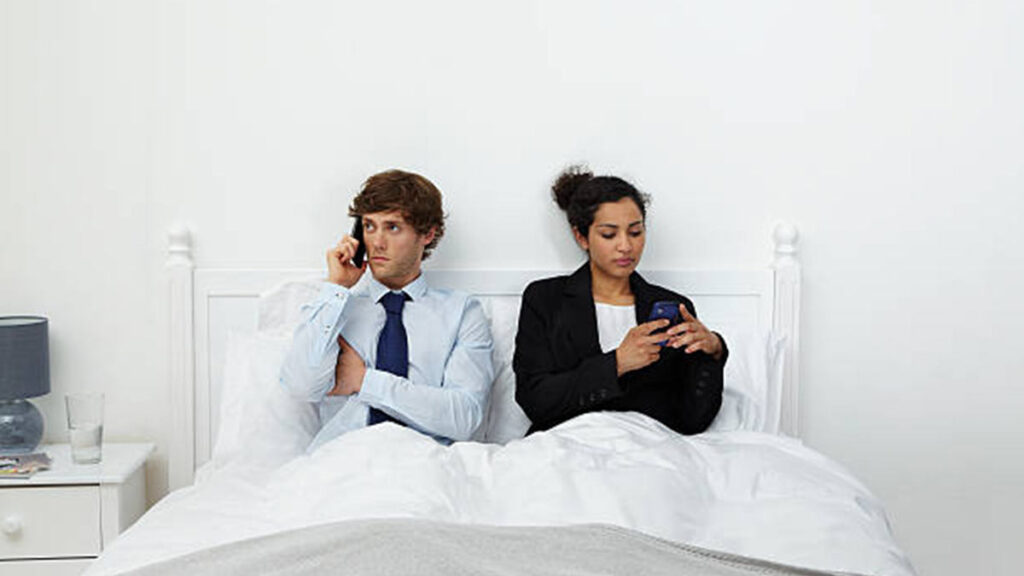 Empleados sacrificarían el amor por un mejor trabajo: encuesta