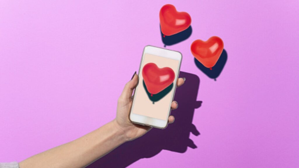 Celular en mano después de compra por Día del Amor y la Amistad 2024.