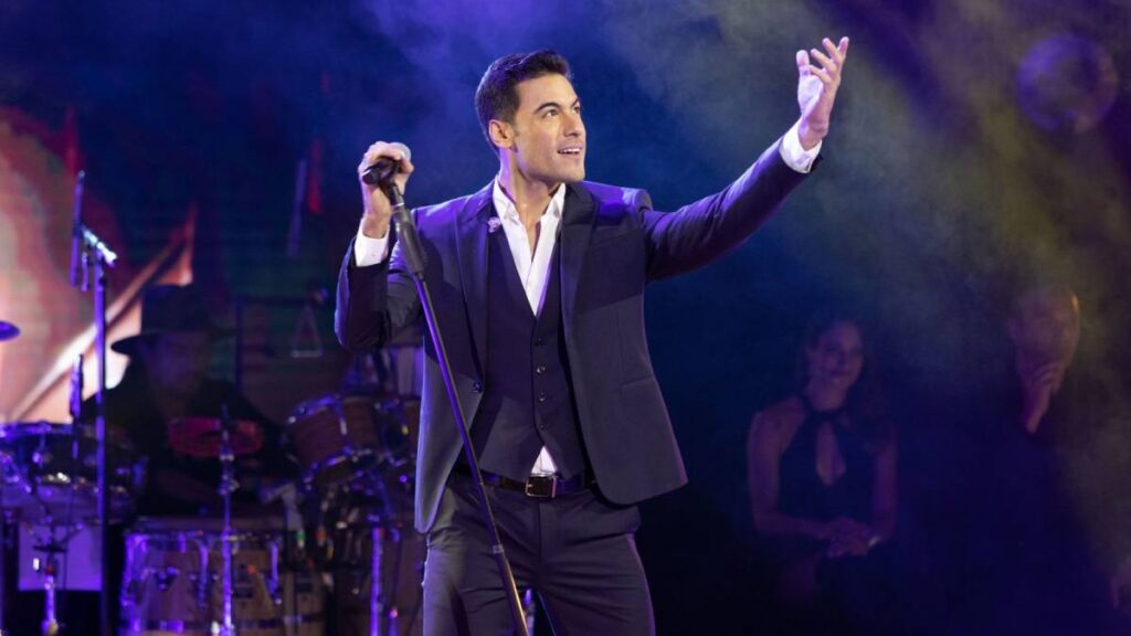 Carlos Rivera cantante en concierto
