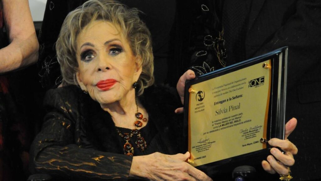 Silvia Pinal, la última diva del cine mexicano, recibiendo reconocimiento