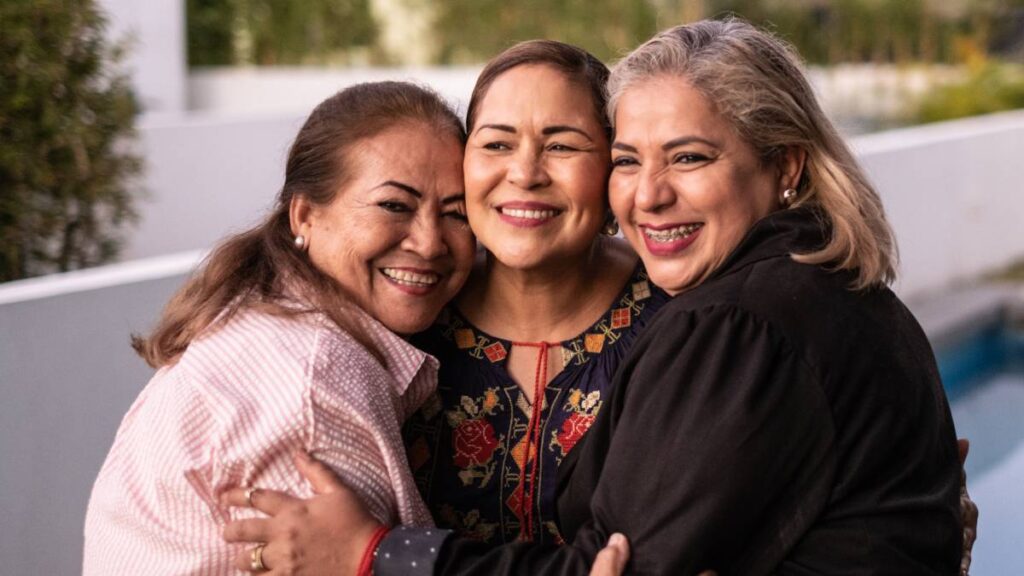 tres mujeres sonriendo