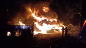 Controlan incendio en corralón de vehículos relacionados con huachicoleo en Hidalgo 