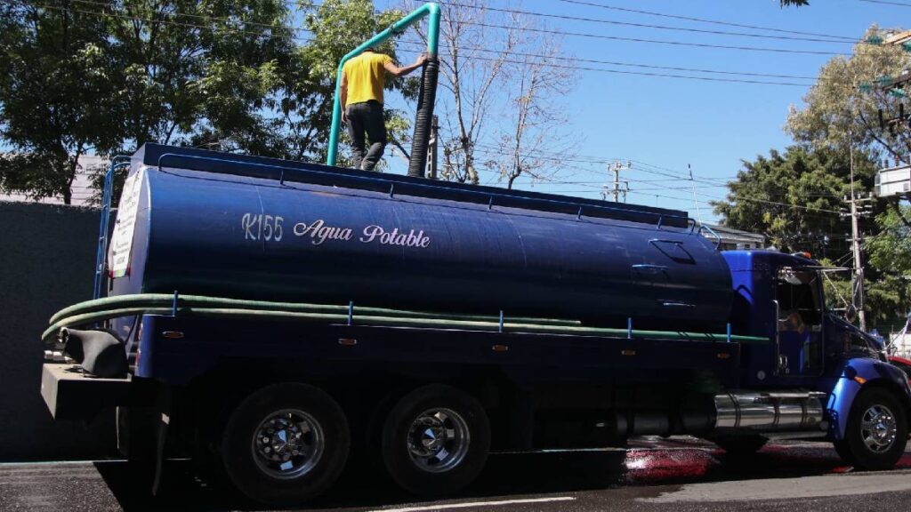 Municipios activan pipas de agua gratuitas ante corte del SIAPA