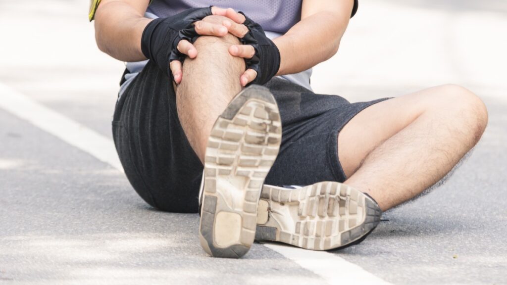 Medio Maratón Guadalajara: motociclista atropella a corredor; video