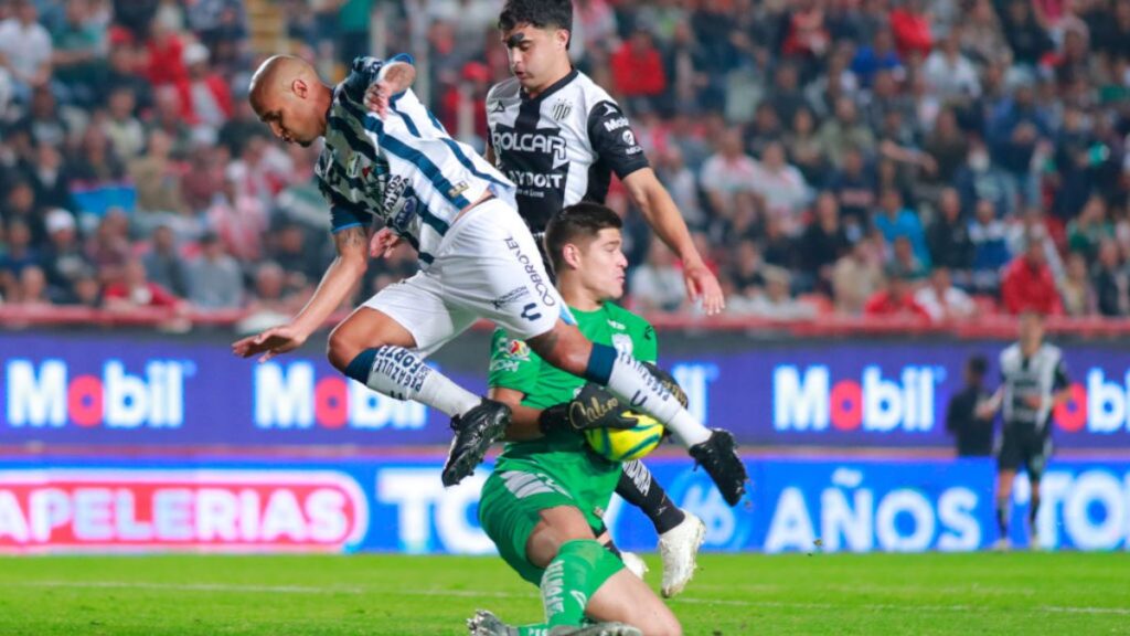 Jugadores de Necaxa y Pachuca disputan el balón en partido de la Liga MX