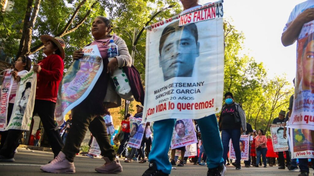 normalistas lanzan petardos a edificio de la Segob