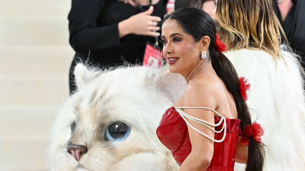 Salma Hayek muestra sus exóticas mascotas en redes