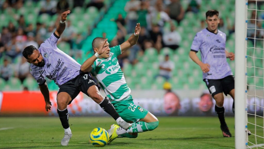 Jugadores de Santos y Mazatlán disputan el balón en partido de futbol