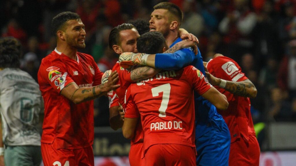 Jugadores de Toluca celebran su triunfo ante Santos