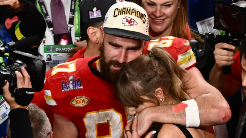 Travis Kelce dona 100 mil dólares a víctimas de tiroteo en desfile
