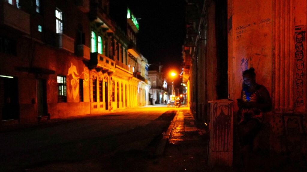 Protestas en Cuba por apagones y escasez de alimentos.