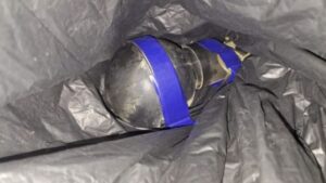 ¡Explosivo! Detienen a una mujer con una granada de mano en Apatzingán, Michoacán