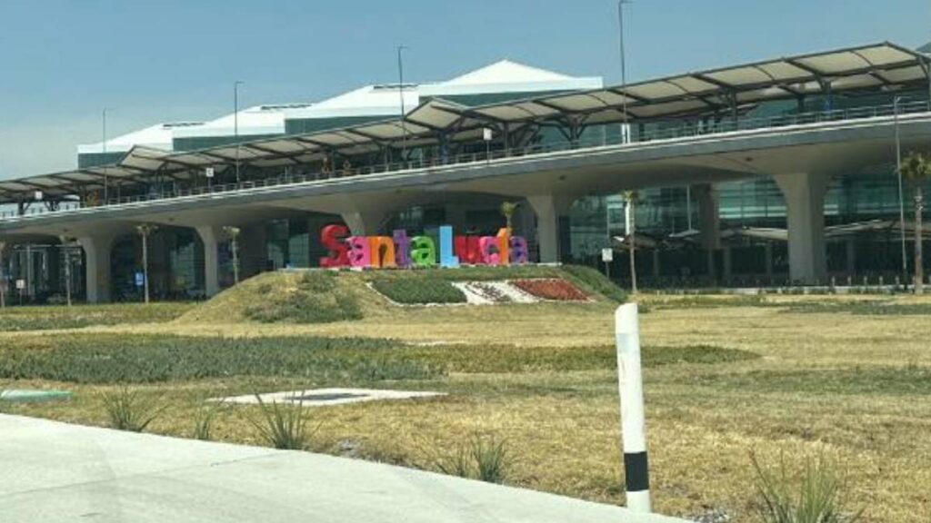 BAJAN A PASAJEROS DE AVION EN AIFA
