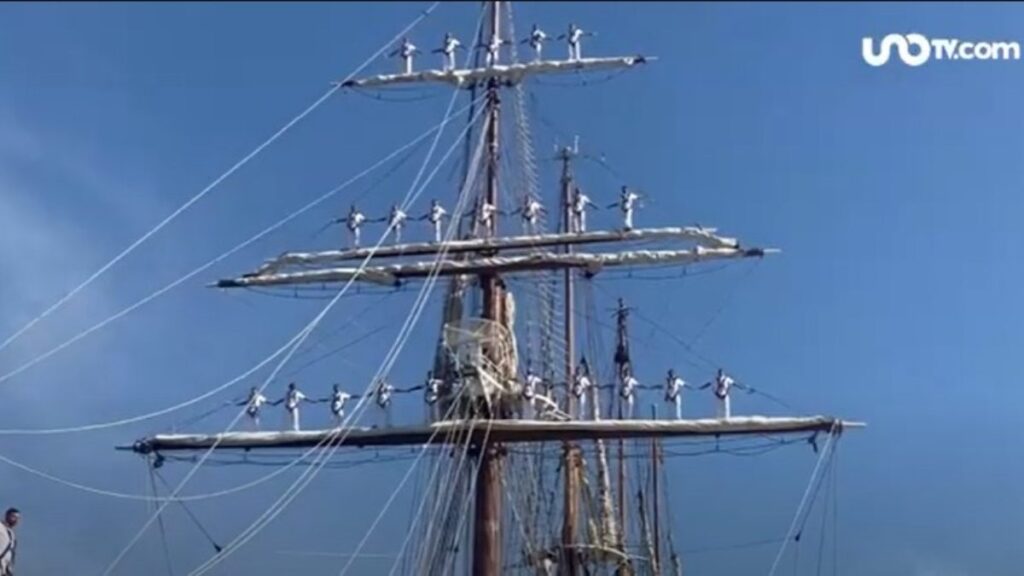 El buque escuela se estrelló en un puente estadounidense.