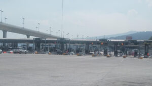 ¡Vamos a la playa! Llena de vacacionistas, así luce la caseta México - Cuernavaca