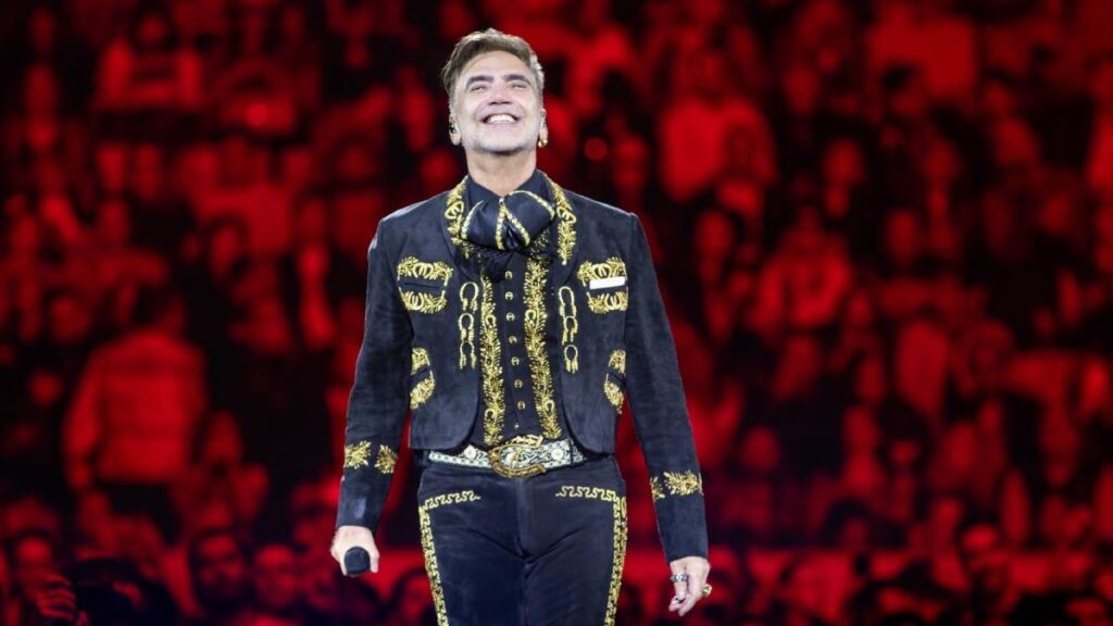 Alejandro Fernández, el Potrillo, cantante en concierto