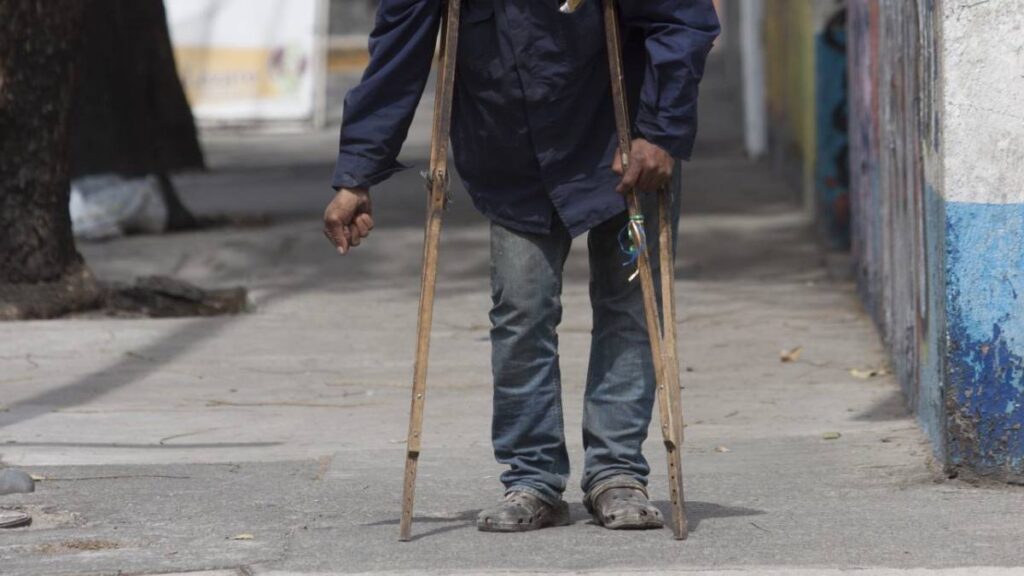 Hombre finge estar en muletas para pedir limosna en calles de La Paz, pero lo cachan caminando