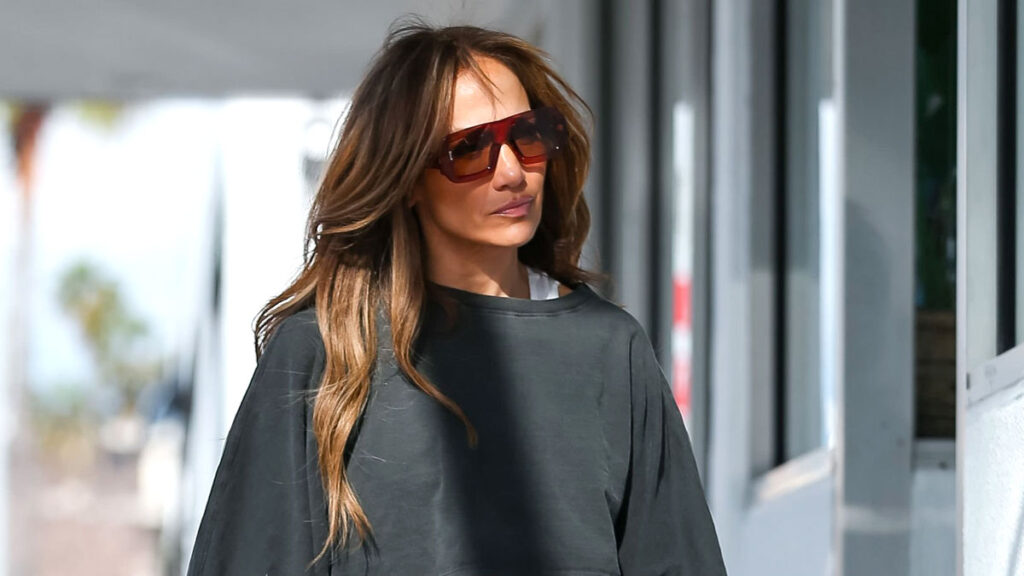 Jennifer Lopez escupe un chicle en la mano de su asistente y la tachan de grosera