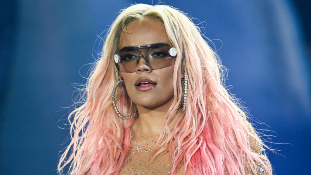 Avión de Karol G aterriza de emergencia en Los Ángeles; no se reportan heridos