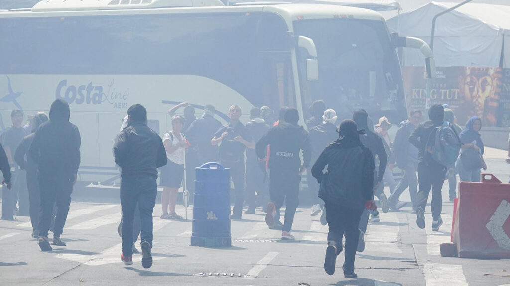 Video: normalistas retienen a 2 de Guardia Nacional; queman patrulla