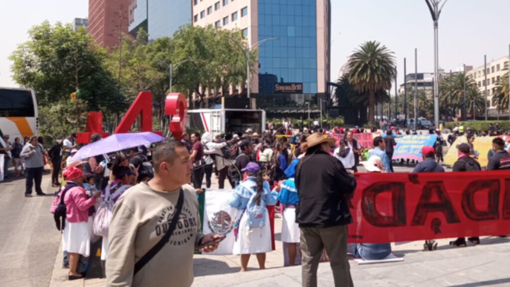 Padres de los 43 normalistas cierran Reforma y Bucareli