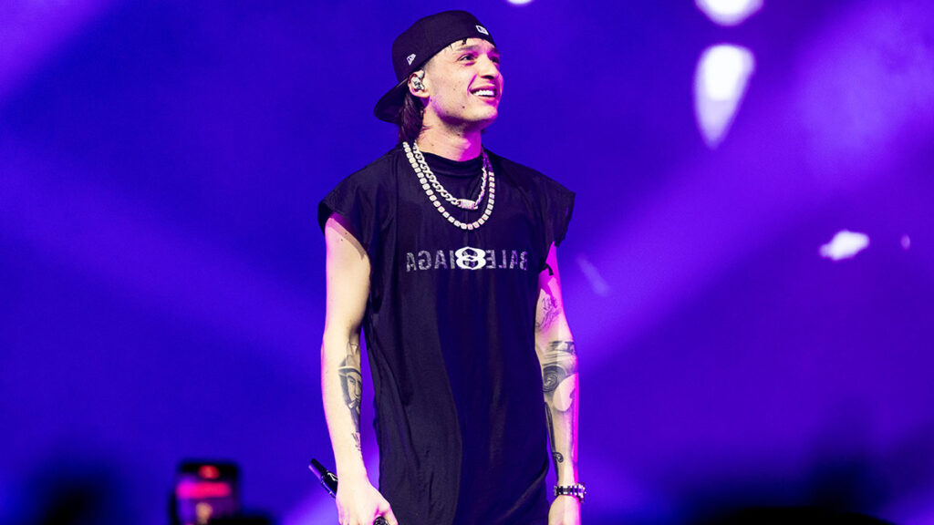 Peso Pluma cambia de look