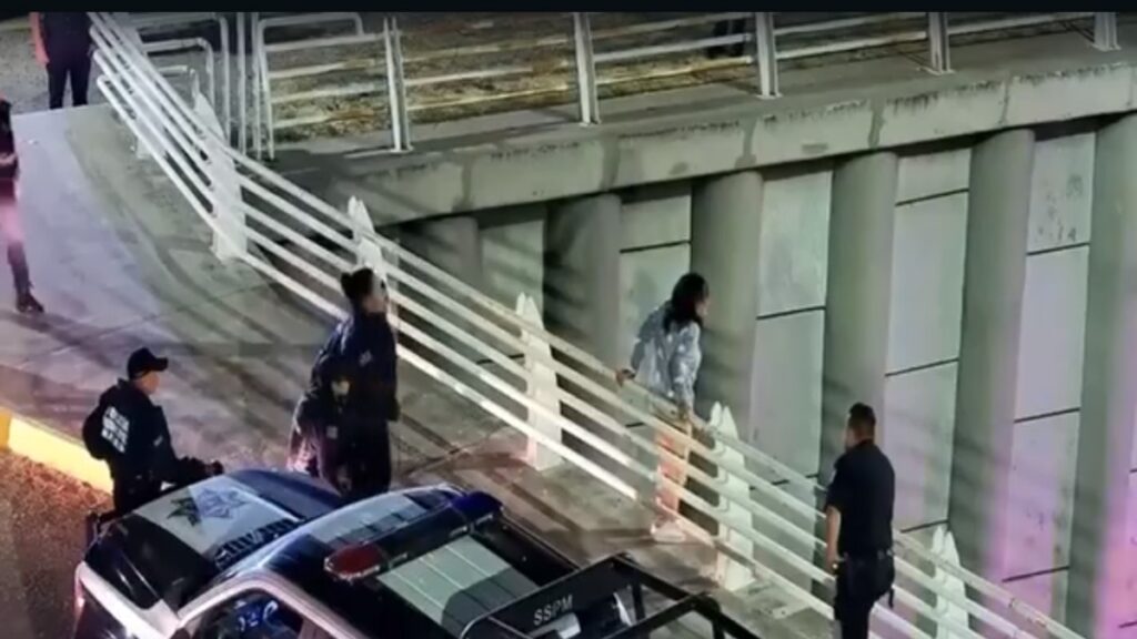 Policias Salvan A Mujer Que Se Iba A Suicidar