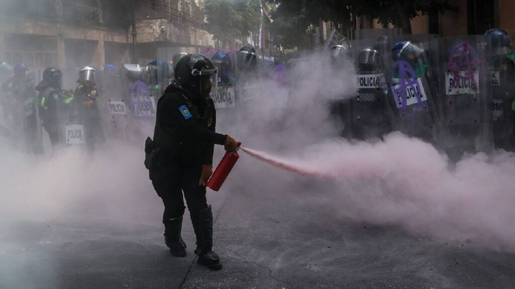 Marcha del 8M: ¿qué hacer si te cae polvo de los extintores?