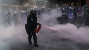 Marcha del 8M: ¿qué hacer si te cae polvo de los extintores?